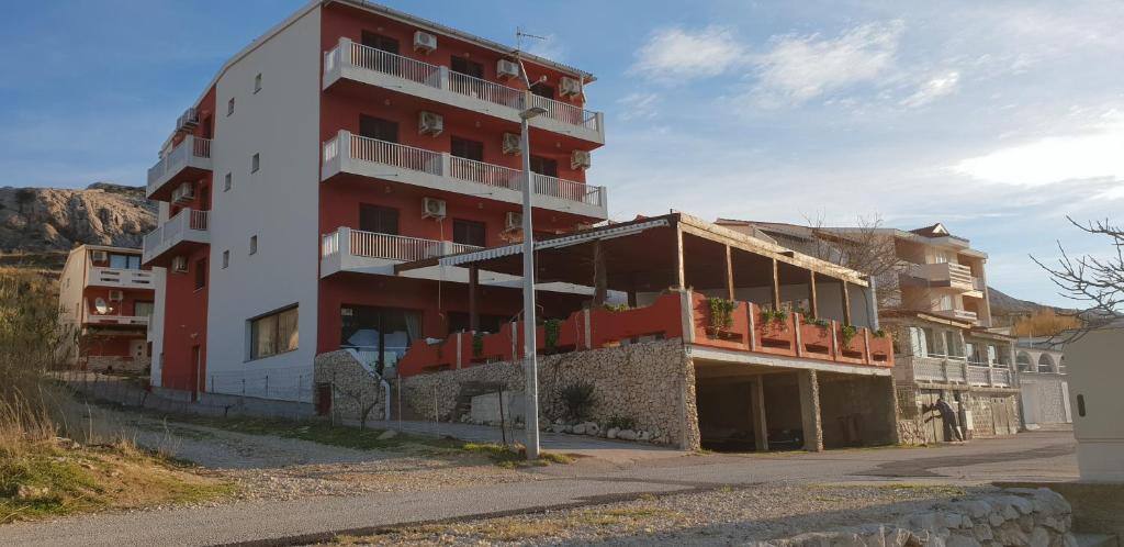 Pansion Laguna terrace, restaurant and parking in Metajna